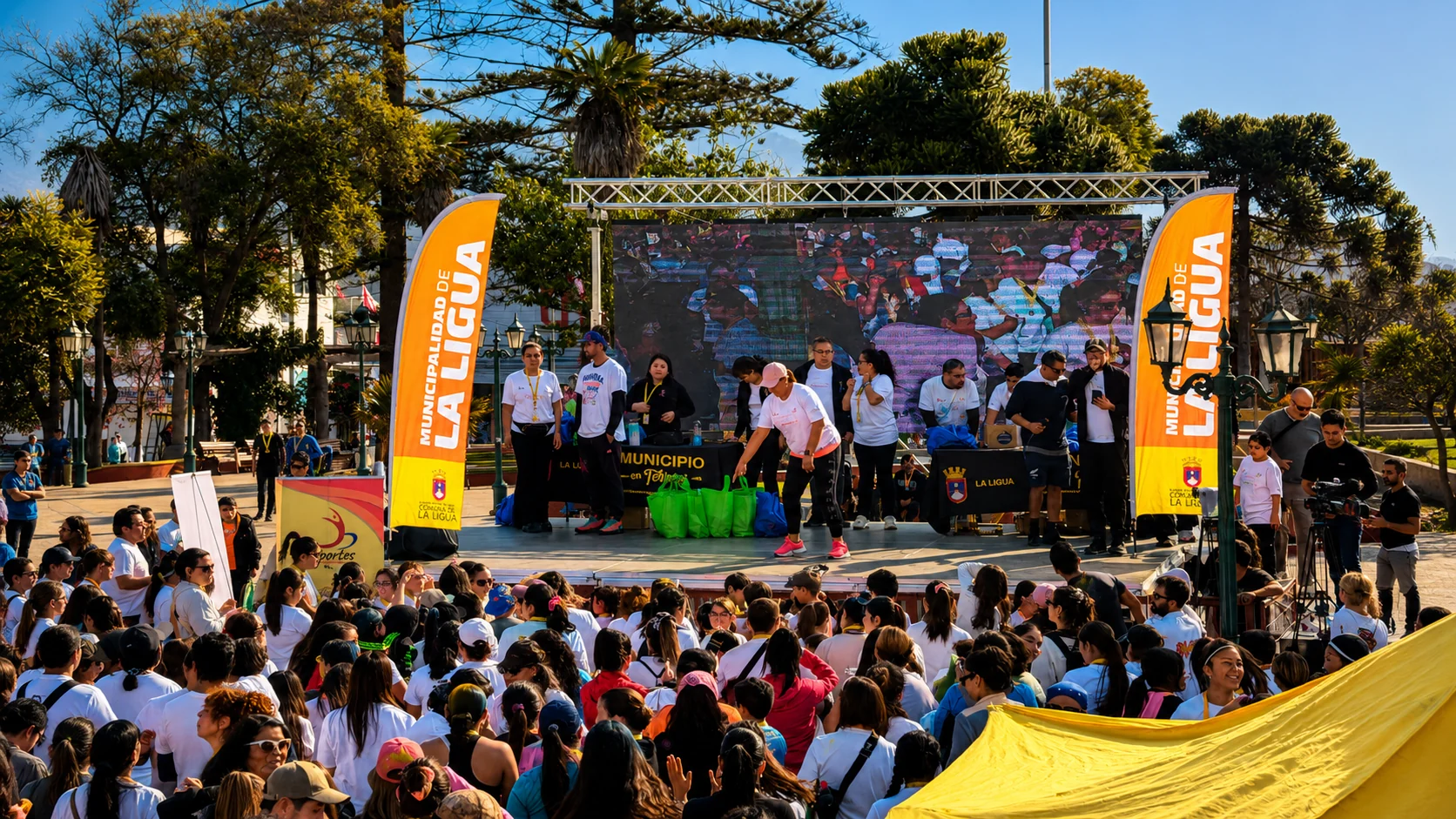 Evento municipal en La Ligua con escenario, pantalla LED y público
