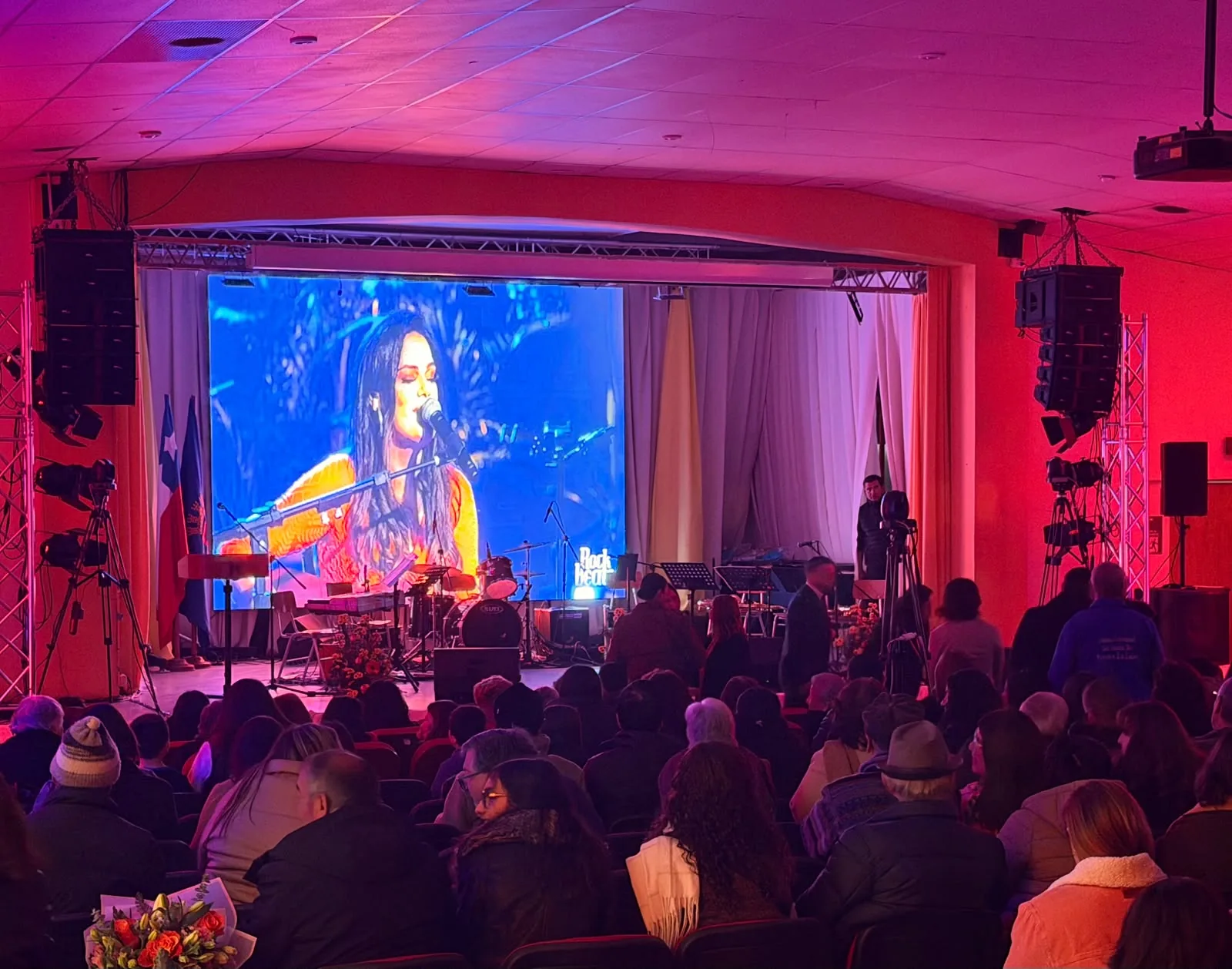 Evento con público, escenario y pantalla LED