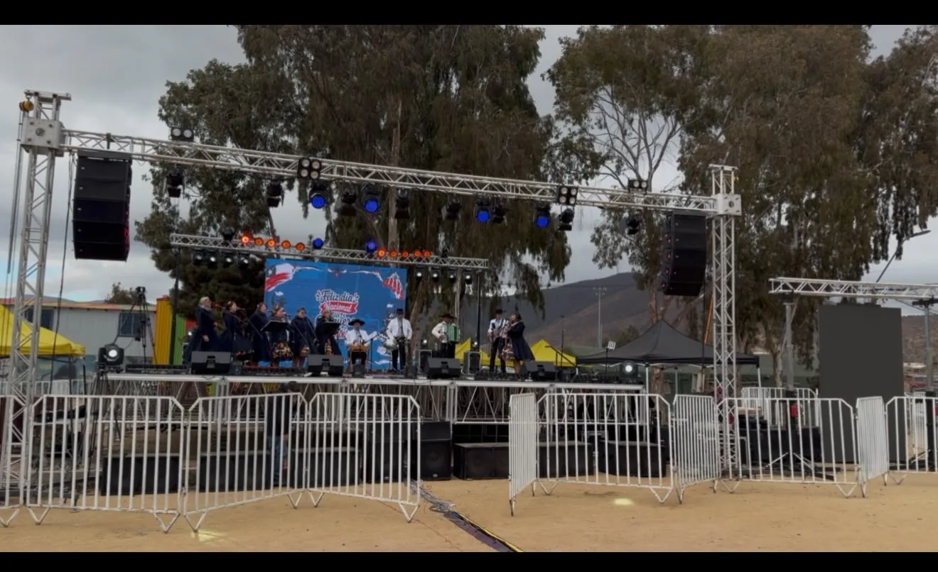 Escenario real montado por R&S Producciones Chile